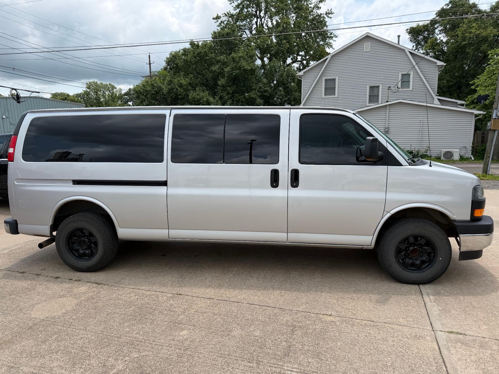 2021 GMC Savana Passenger 3500 Extended Wheelbase Rear-Wheel Drive 1LT